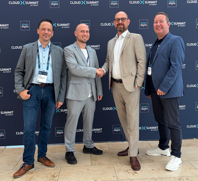 Die Partnerschaft von Blockbrain und OPITZ CONSULTING wird mit einem handschlag besiegelt
