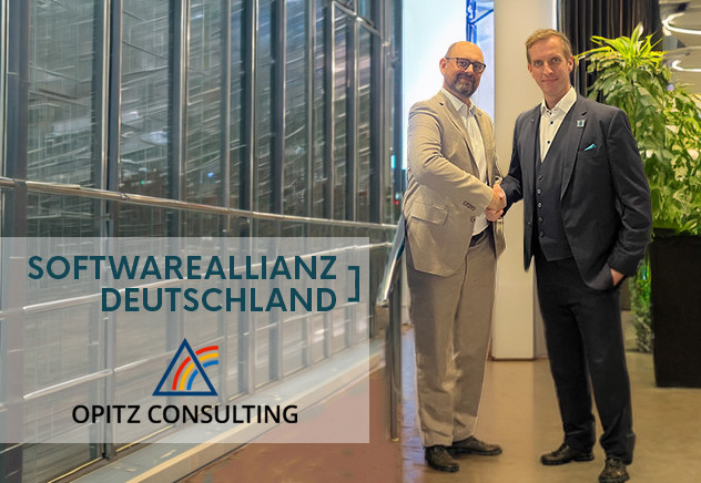 Tom Gansor (OPITZ CONSULTING) und Sebastian von der Geest (Softwarealllianz Deutschland) besiegeln die Mitgliedschaft per Handschlag