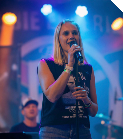 Foto: Nadja Becker bei einem Auftritt mit ihrer Band